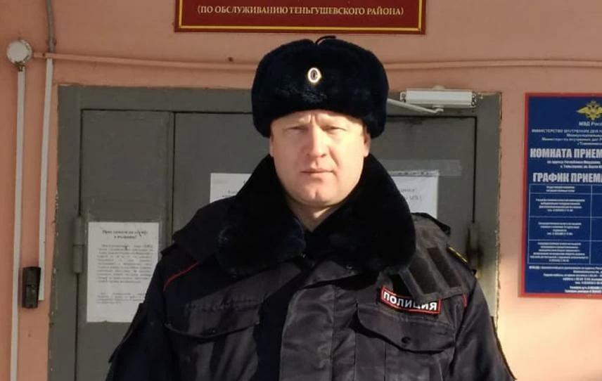 Полицейский доставил в больницу студентку колледжа, которая потеряла сознание на улице