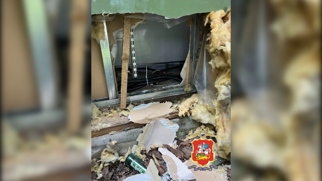 Полицией задержан мужчина, который украл выручку из магазина в Подмосковье, проломив стену отвёрткой