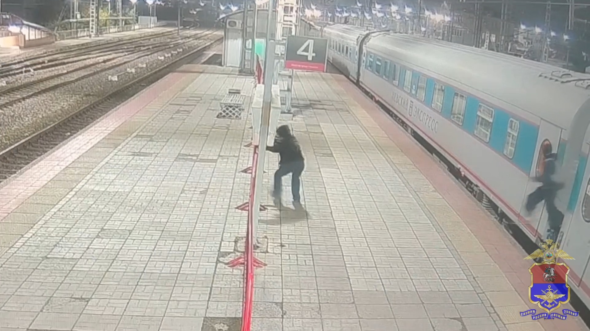 Транспортные полицейские города Бологое установили личность зацепера, ехавшего в Санкт-Петербург