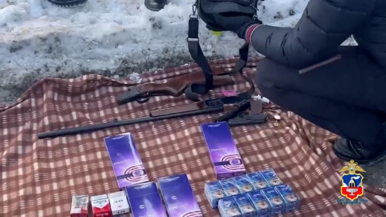 У алтайского торговца сомнительными алкоголем и табаком полицией изъяты также оружие и боеприпасы