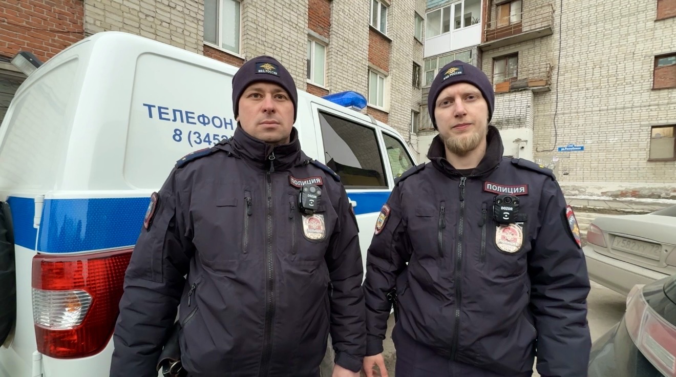В Тюмени сотрудники полиции спасли мужчину, который стоял на краю крыши многоэтажного дома