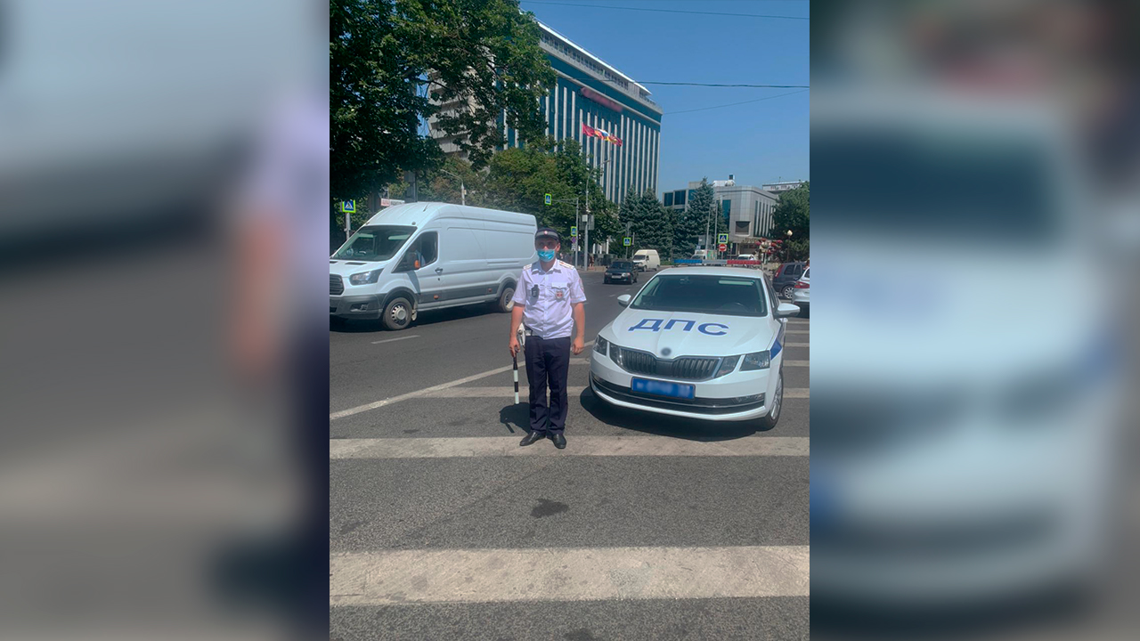 В Краснодаре госавтоинспектор навестил мальчика, которого несколько дней назад доставил в больницу