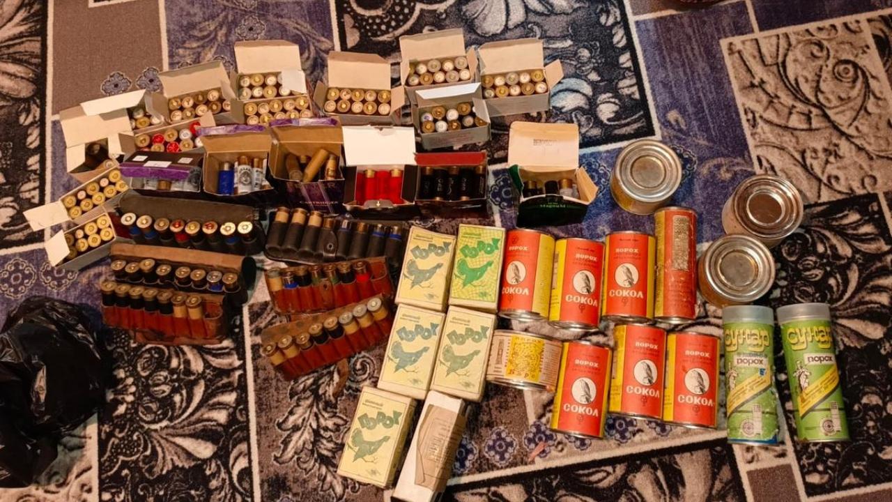 Полицейские Югры изъяли у местного жителя незаконно хранившиеся оружие, патроны и 6 кг пороха
