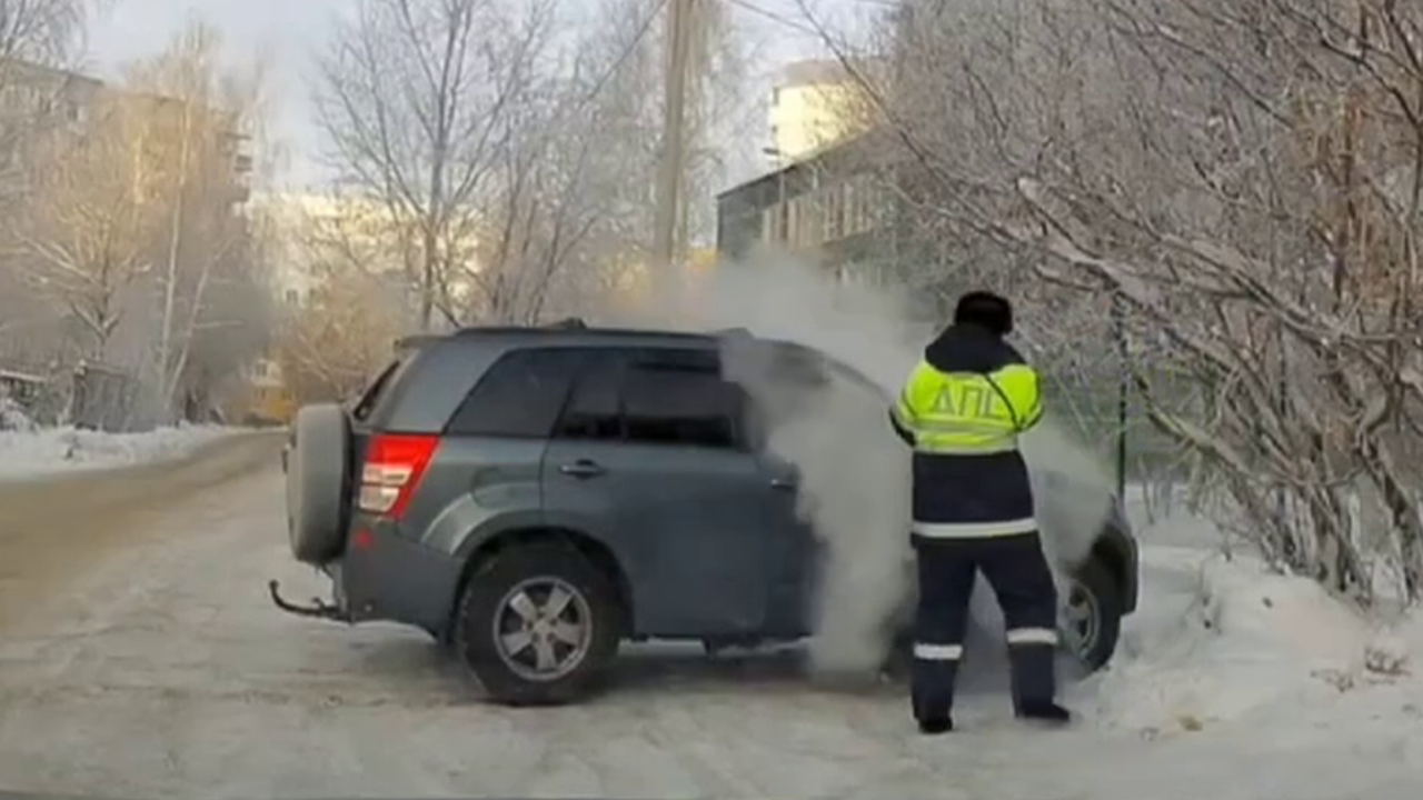 Сотрудники Госавтоинспекции города Перми своевременно потушили загоревшийся автомобиль