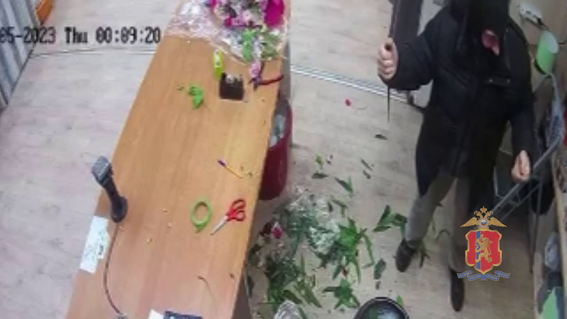 Полиция Красноярска задержала подозреваемого в разбойном нападении на продавца цветочного магазина
