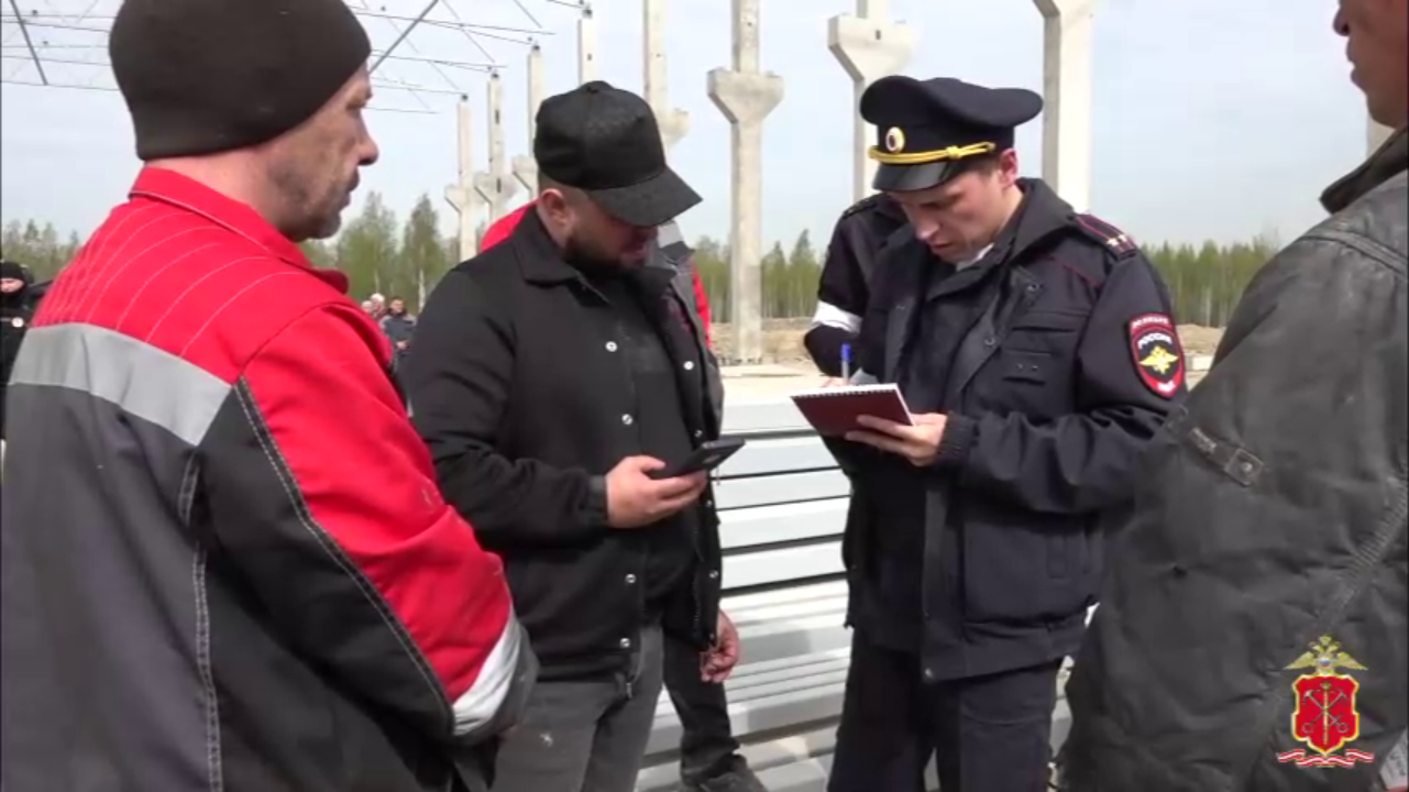 В Ленинградской области полиция в ходе рейдов по стройкам и промзонам выявила около 60 нелегалов