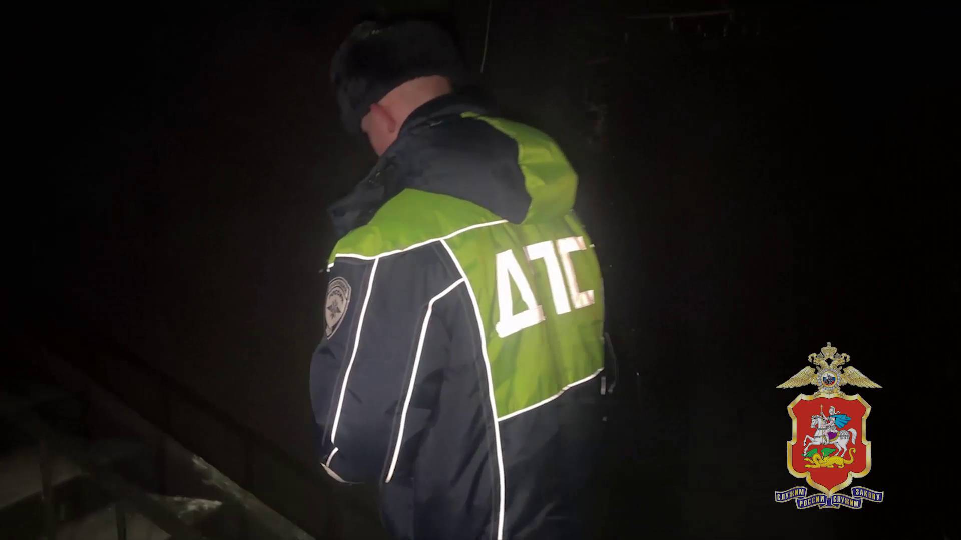 В подмосковном Дмитрове полицейские эвакуировали пожилых граждан из горящей многоэтажки