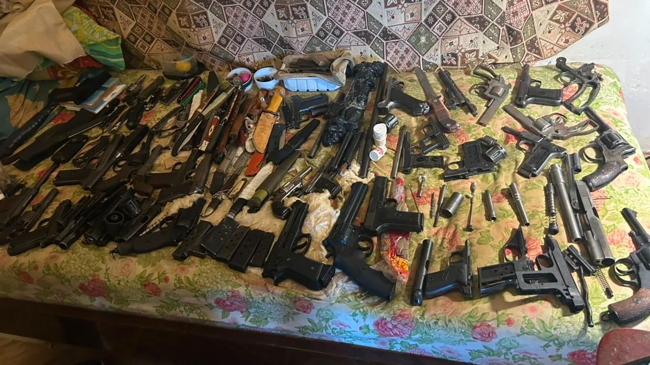 Петербургская полиция нашла у подпольного мастера боевой пистолет, 900 патронов, порох и взрывпакеты