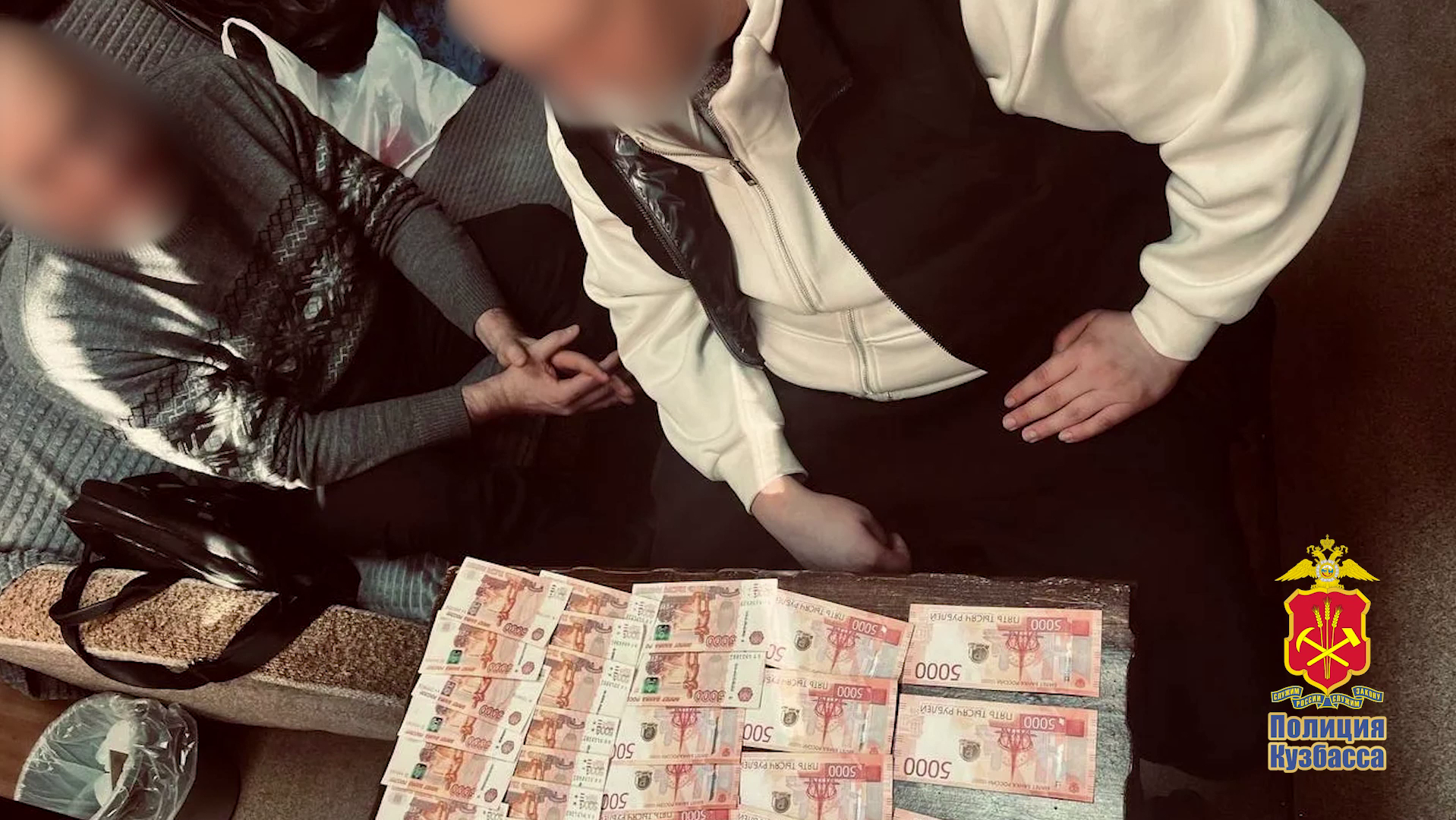 В Кузбассе заключены под стражу курьеры аферистов, забравшие у жертвы 8 млн рублей по паролю «тюльпан»