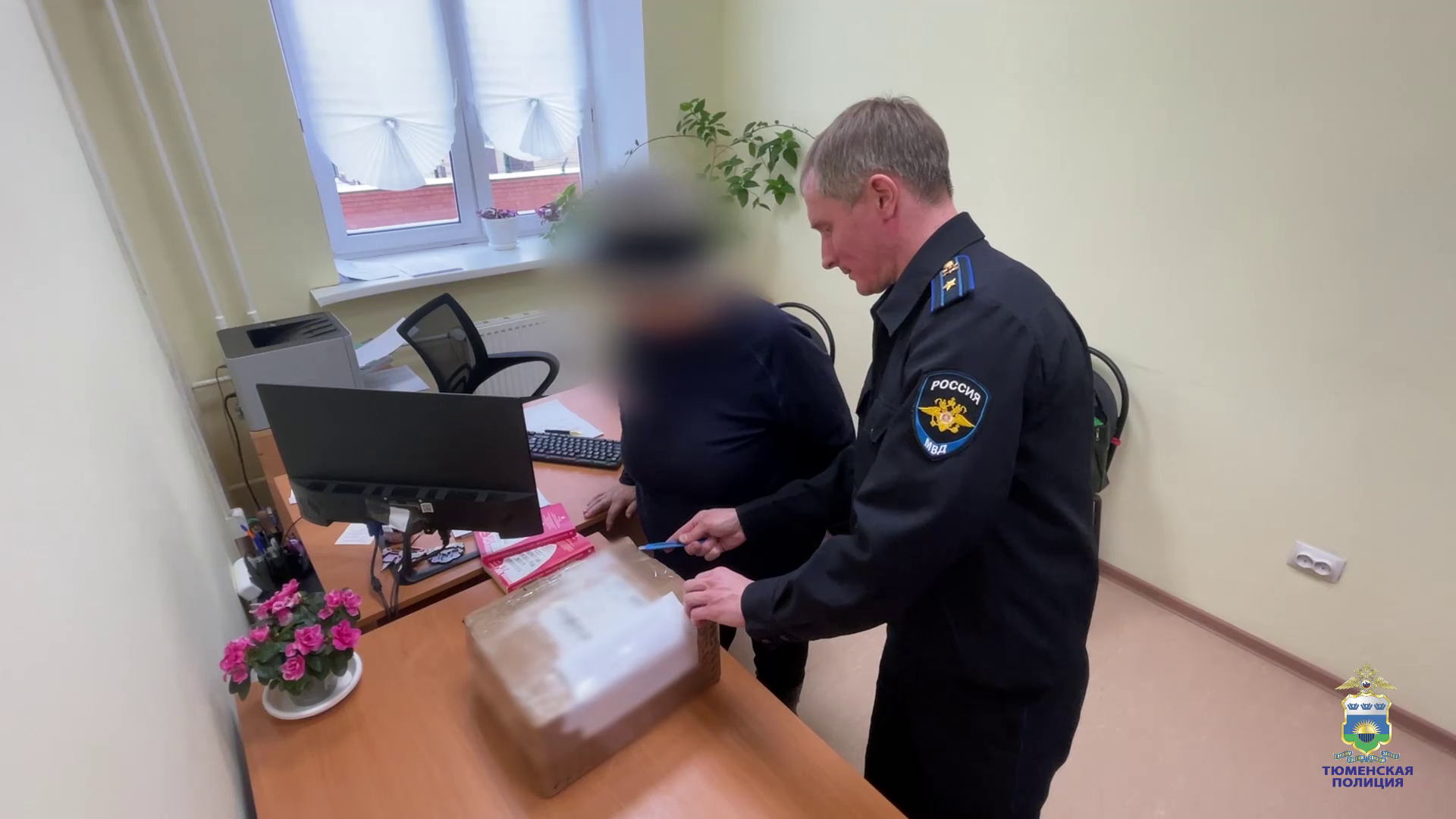 Тюменские полицейские расстроили планы аферистов, заманивших в свои сети пожилую женщину