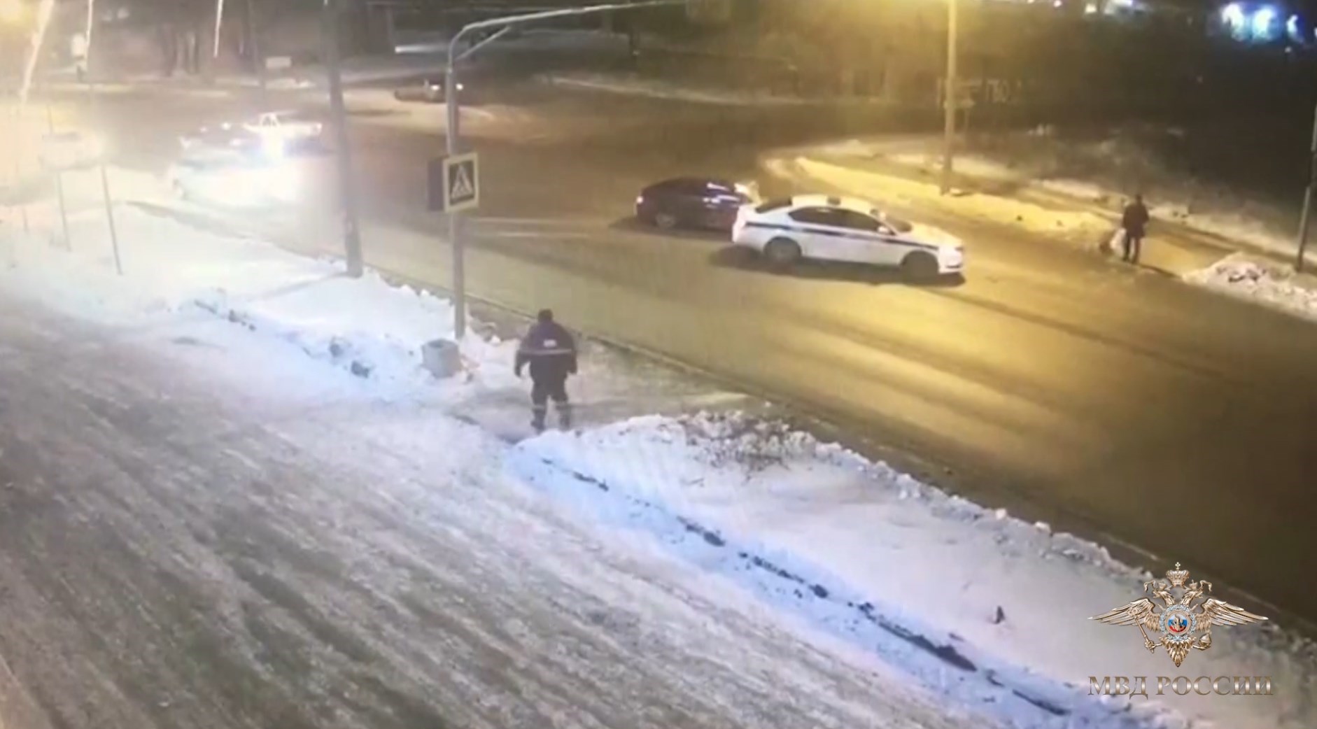 В Вологодской области сотрудники ДПС перекрыли служебным автомобилем полосу движения, чтобы защитить пешеходов от наезда лихача