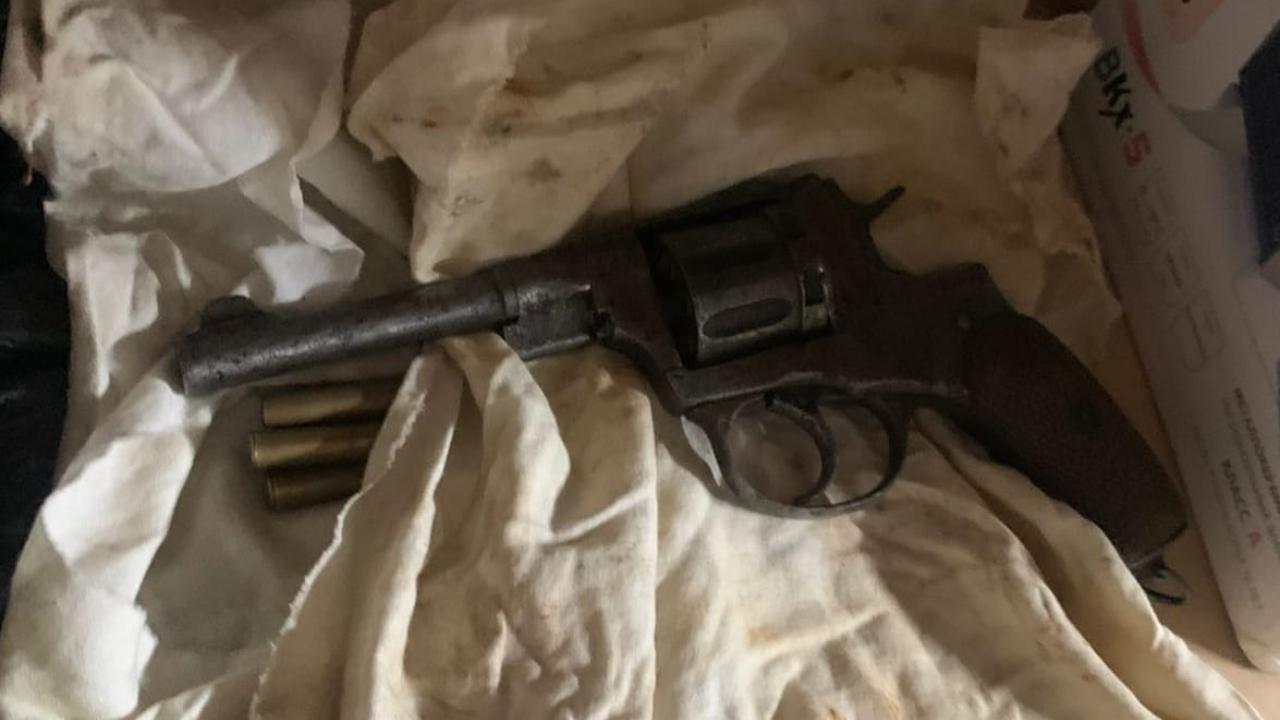 Во Владикавказе полицейские изъяли у местного жителя незаконно хранившийся револьвер системы Нагана