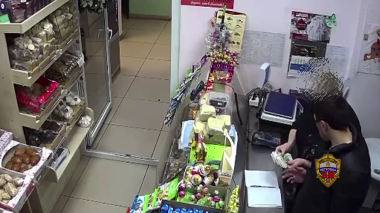 Задержанный столичной полицией налётчик похитил выручку из кассы, угрожая продавцу магазина ножом