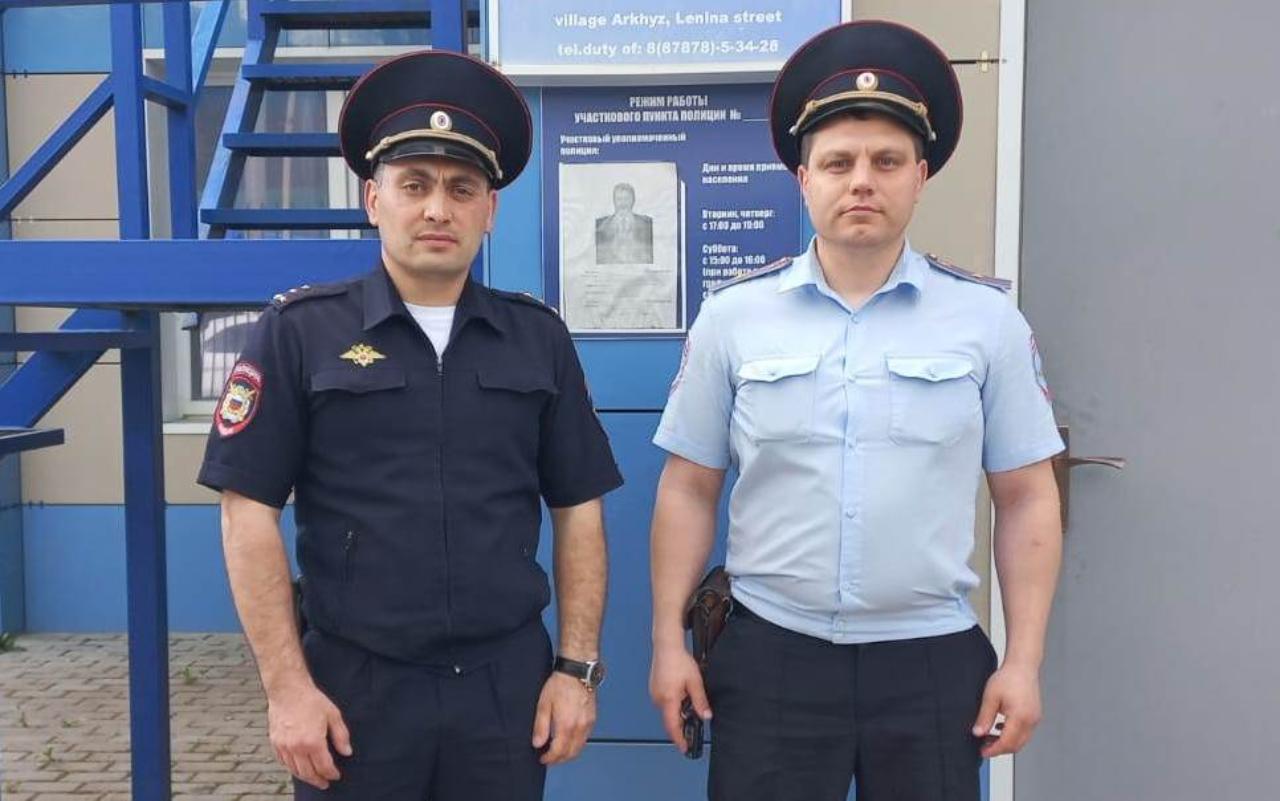 В Карачаево-Черкесии участковые уполномоченные помогли семье, чья машина оказалась на краю обрыва