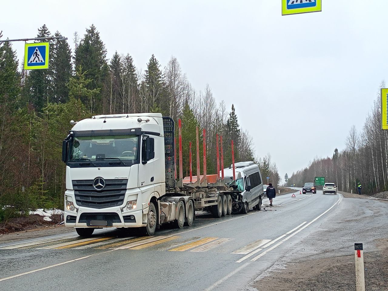 Пермские полицейские выясняют обстоятельства ДТП с участием микроавтобуса, лесовоза и легковушки
