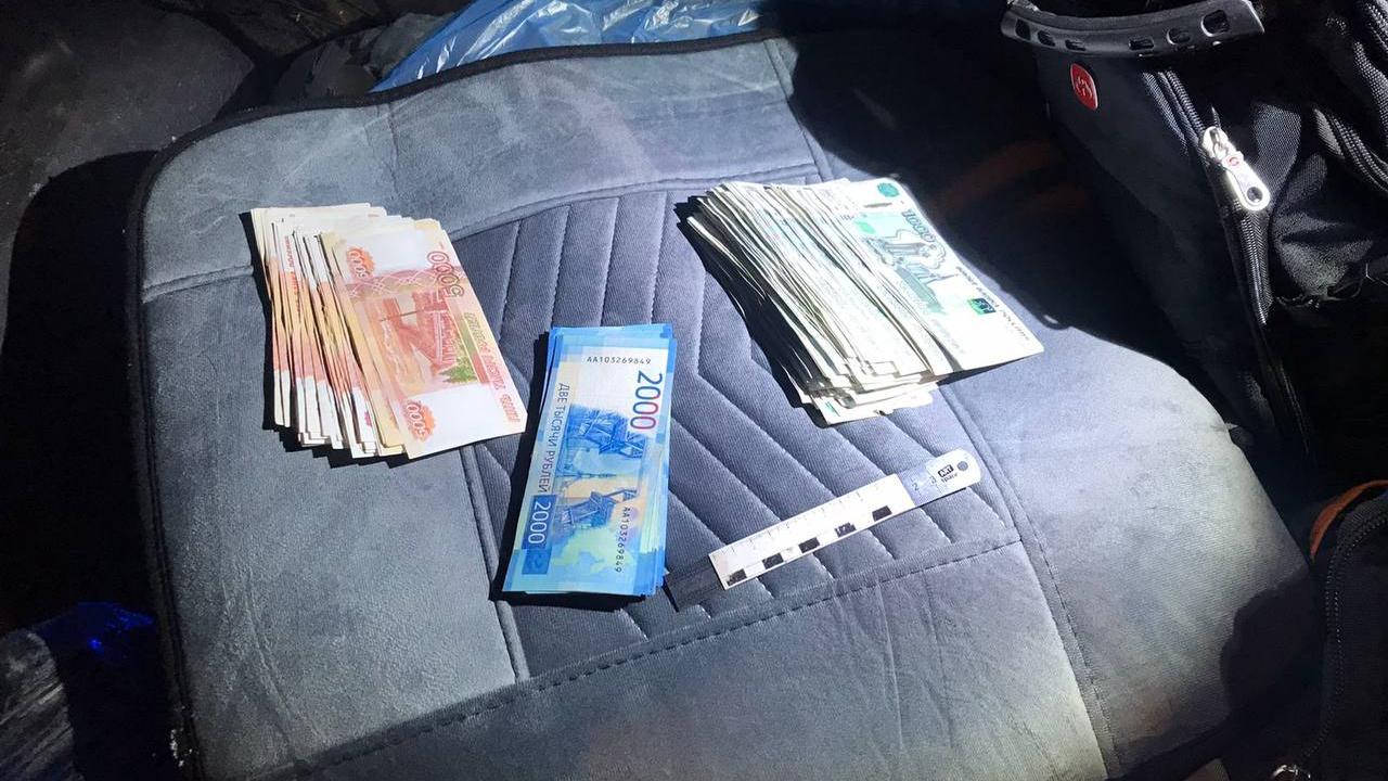 Следователи красноярской полиции вернули пяти потерпевшим похищенные аферистами 800 тысяч рублей