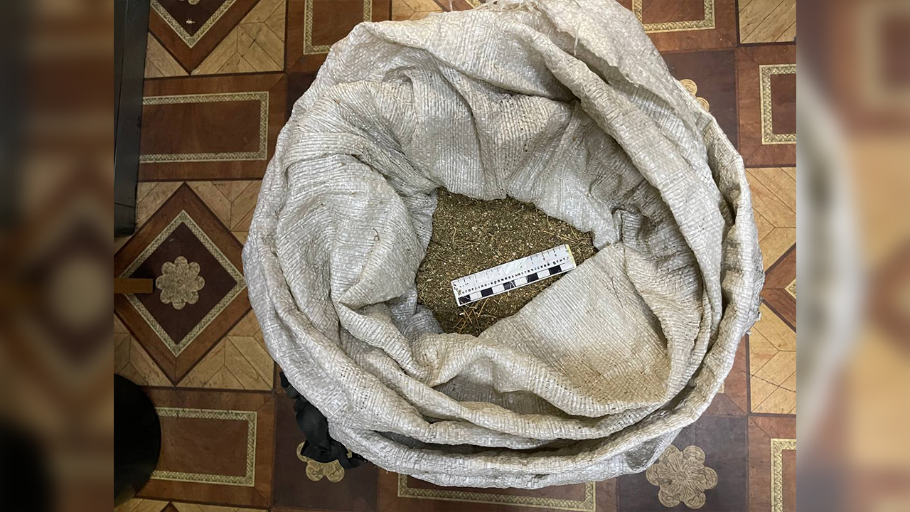 Полицейскими Республики Тыва в Кызыле задержан мужчина с мешком марихуаны