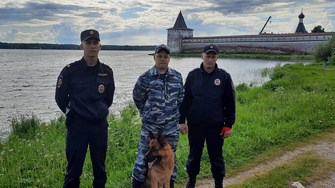 В Вологодской области полицейские спасли тонущего в озере мужчину