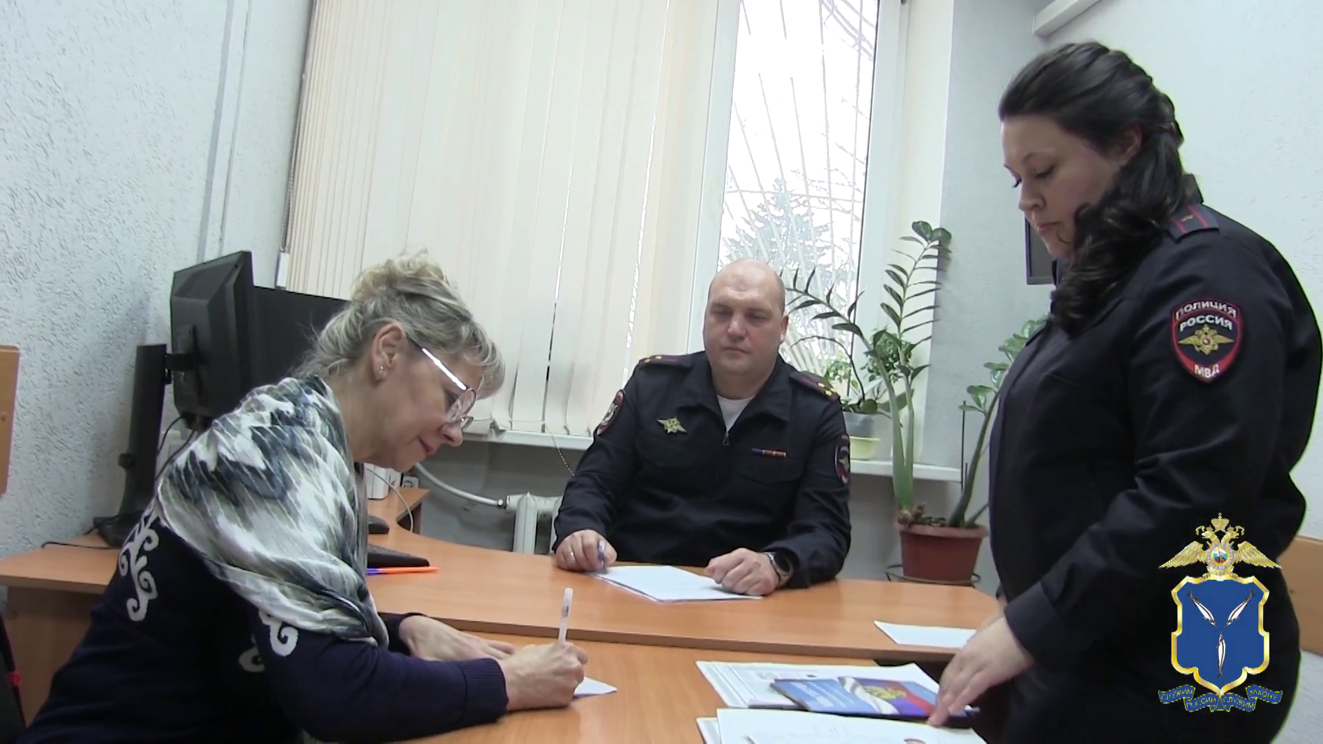 В Саратовской области соотечественница из Латвии и ее сын стали гражданами Российской Федерации
