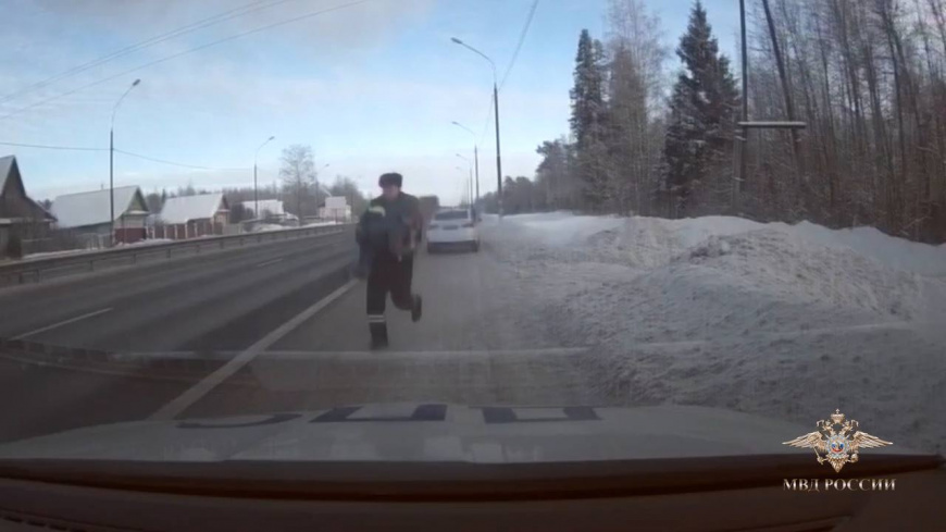 В Тверской области сотрудники Госавтоинспекции оказали помощь людям во время пожара