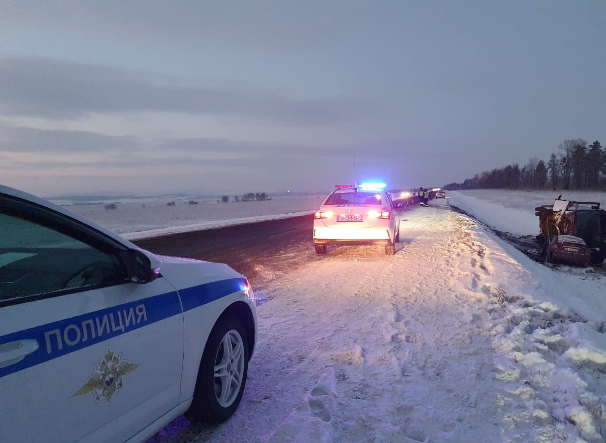 В Беловском округе полицейские устанавливают обстоятельства ДТП, в результате которого три человека погибли и один пострадал