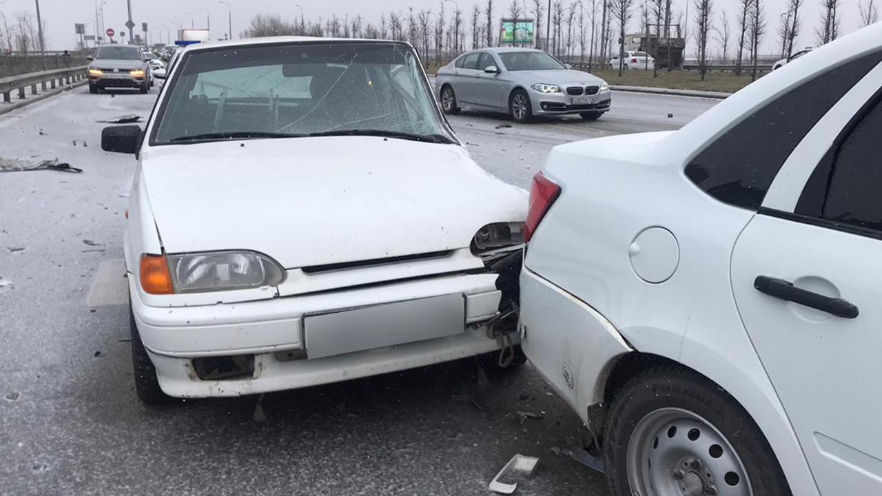 В Казани в результате ДТП с участием 6 автомобилей погиб молодой человек