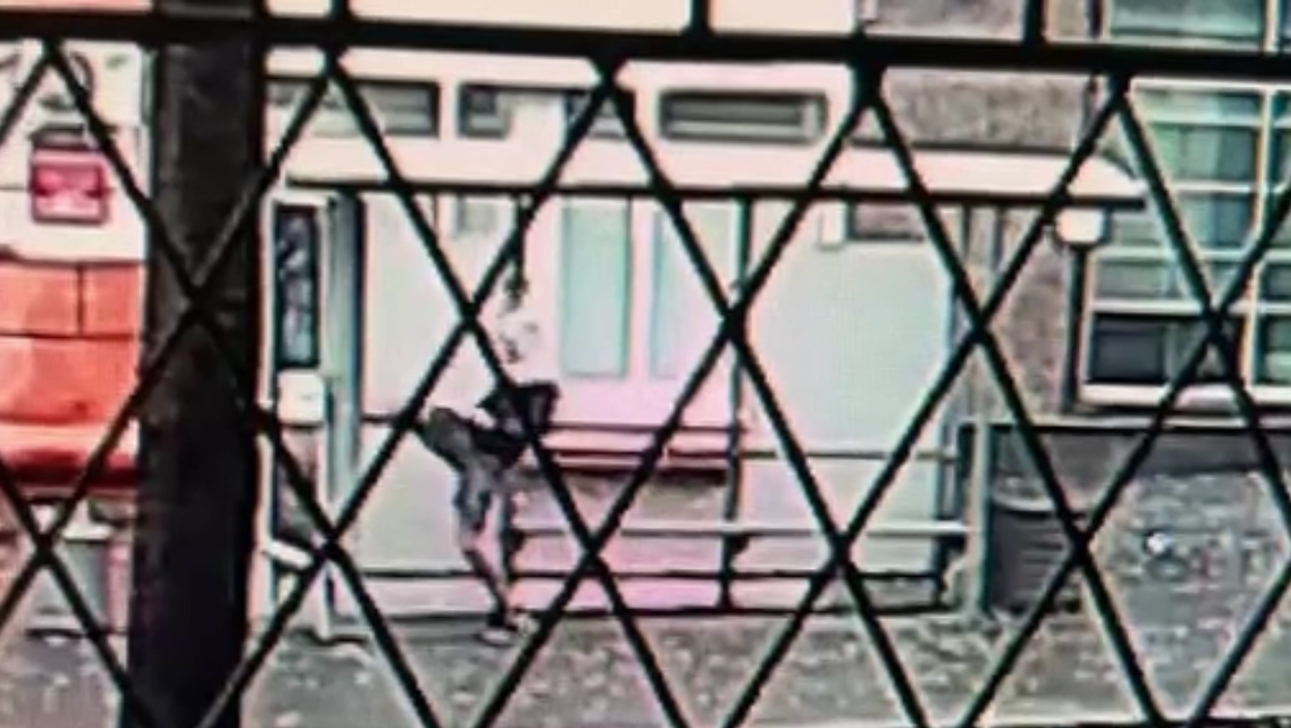 Мужчина, разбивший стёкла автобусной остановки в Москве, стал фигурантом уголовного дела о вандализме