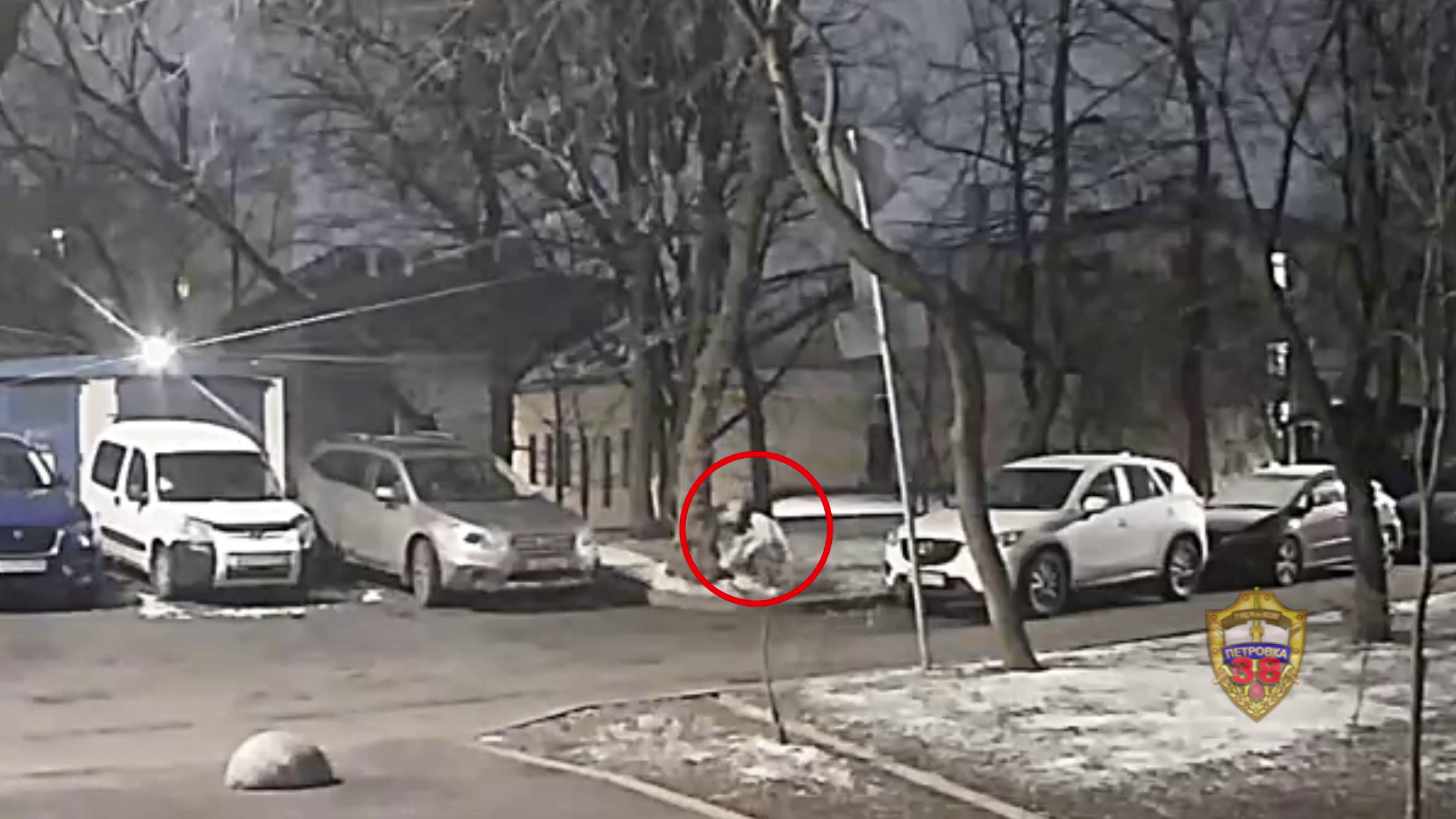 Полиция Москвы нашла по видеокамере тайник с наркотиком в районе Якиманка и вычислила закладчика