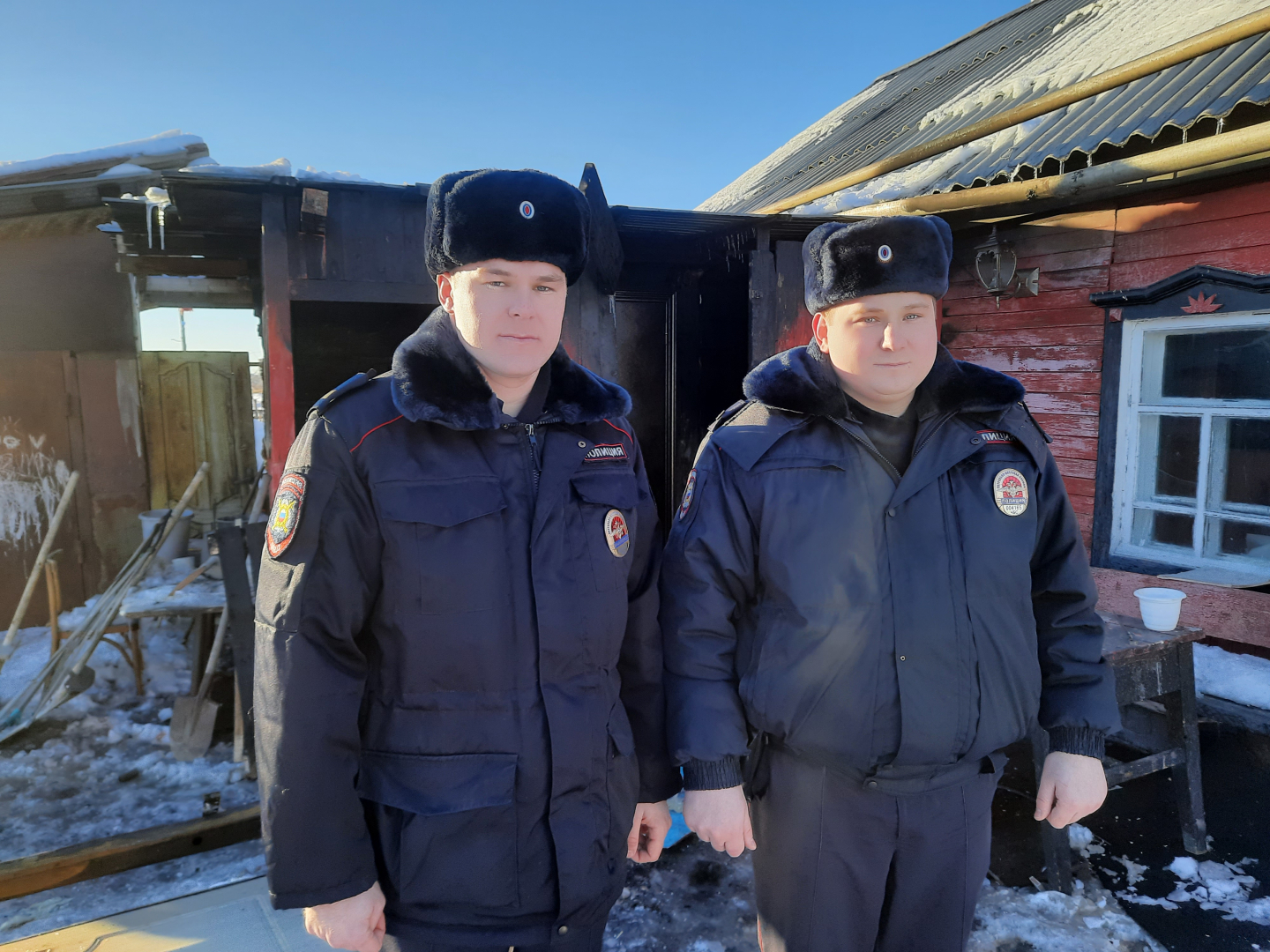 В Челябинской области полицейские помогли семье с двумя малолетними детьми выйти из горящего дома