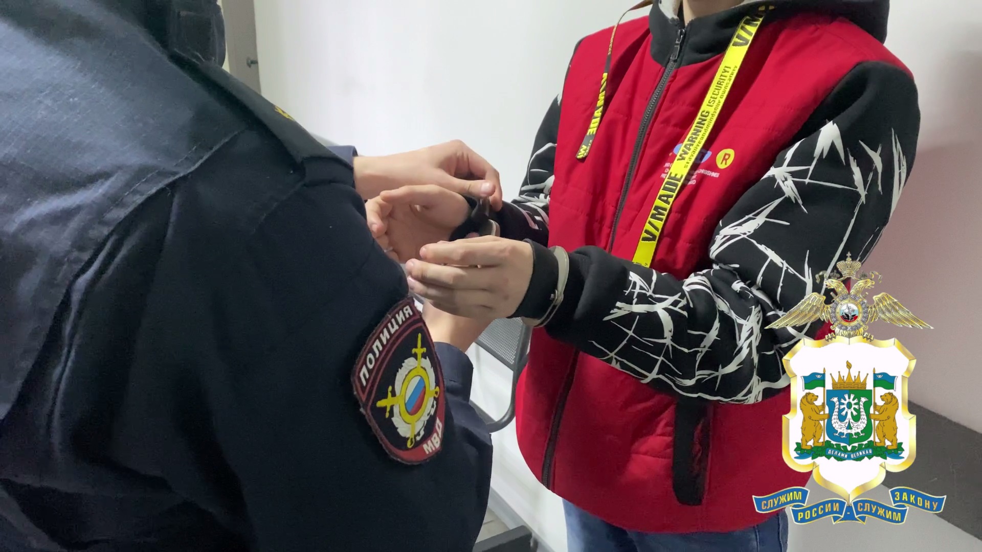 В Югре полицейские пресекли сбыт 21-летним жителем Алтайского края почти 2 кг мефедрона