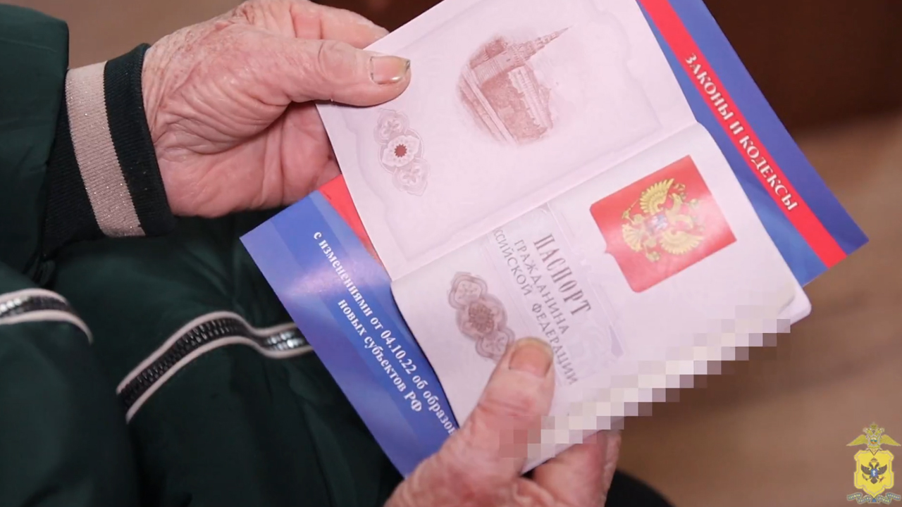 Херсонские полицейские помогли восстановить российский паспорт 84-летней местной жительнице