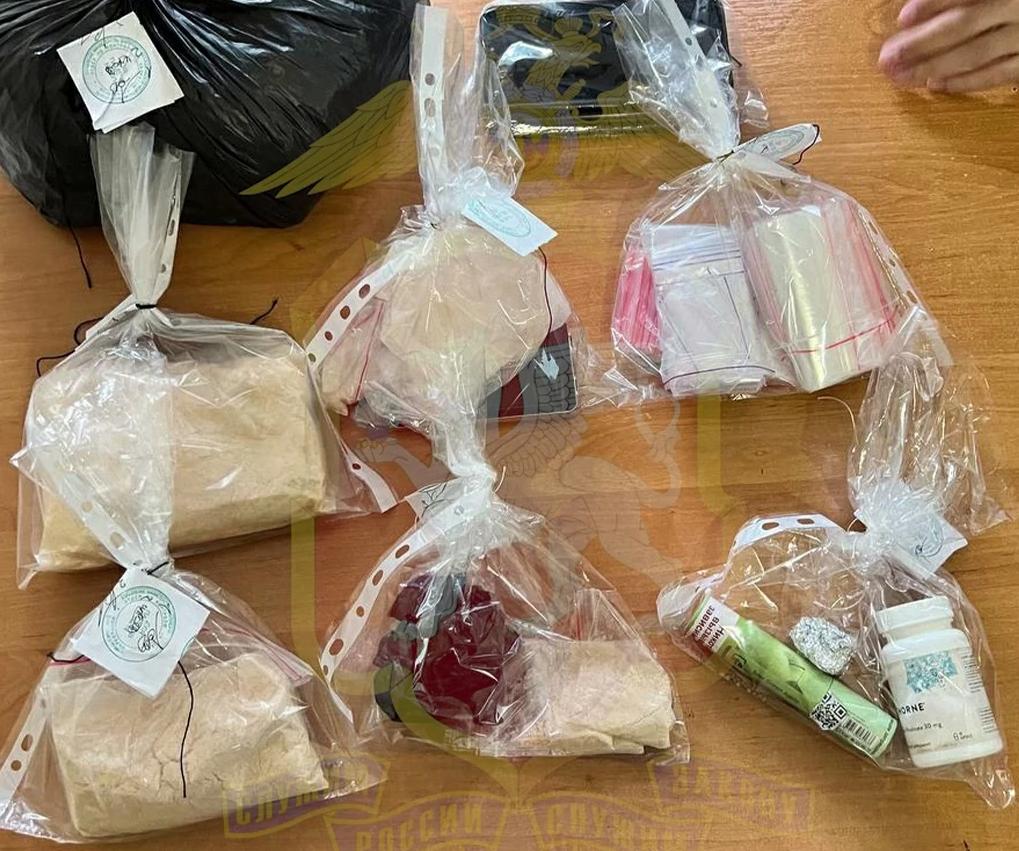 В Ялте сотрудники полиции пресекли сбыт амфетамина, кокаина и марихуаны