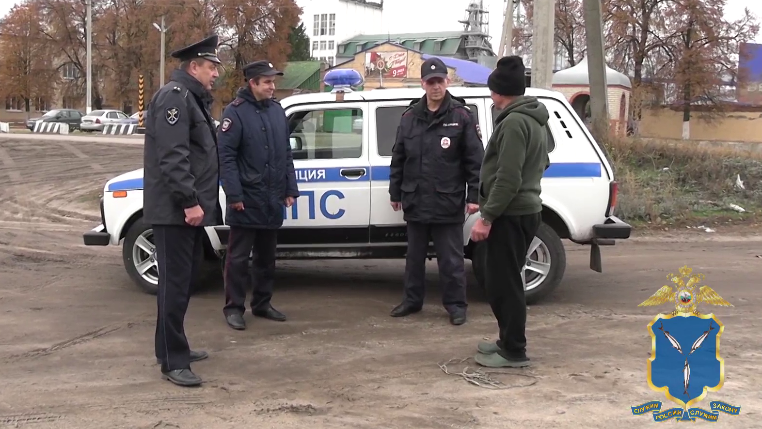 В Саратовской области сотрудники полиции оперативно отыскали заблудившегося в густом лесу грибника