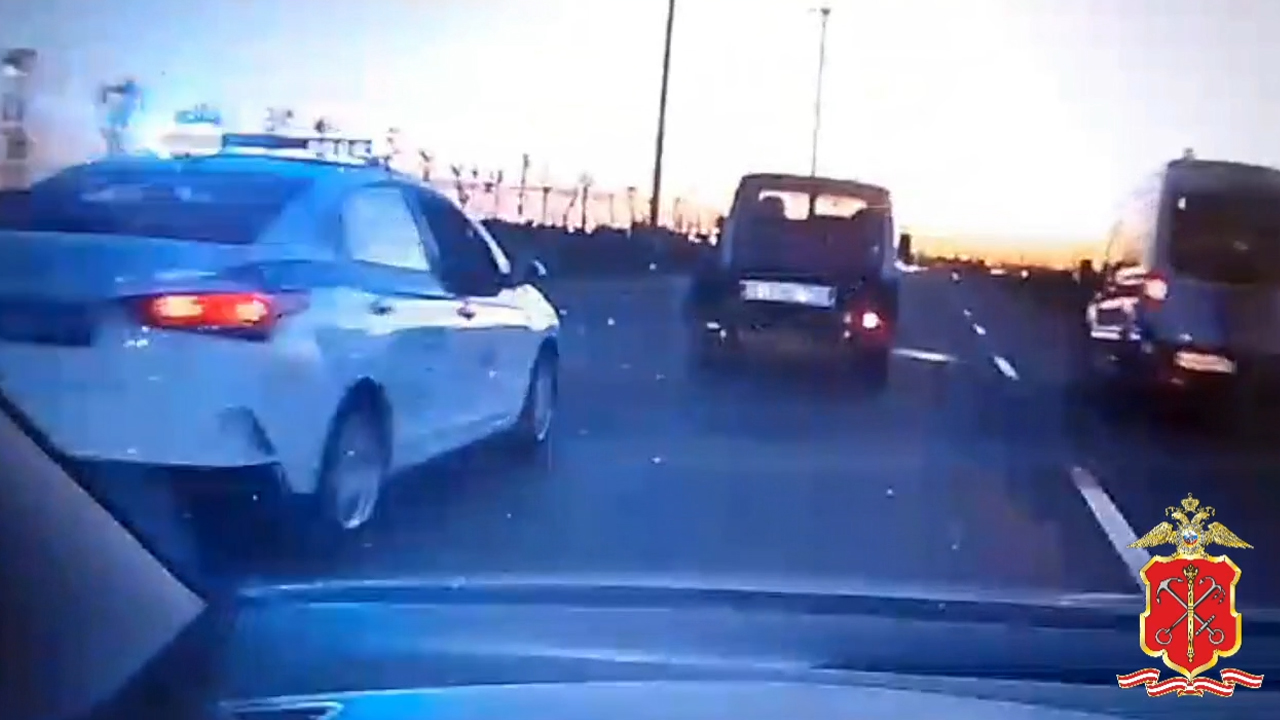 В Санкт-Петербурге полиция в ходе погони задержала угонщика грузового автомобиля, совершившего ДТП