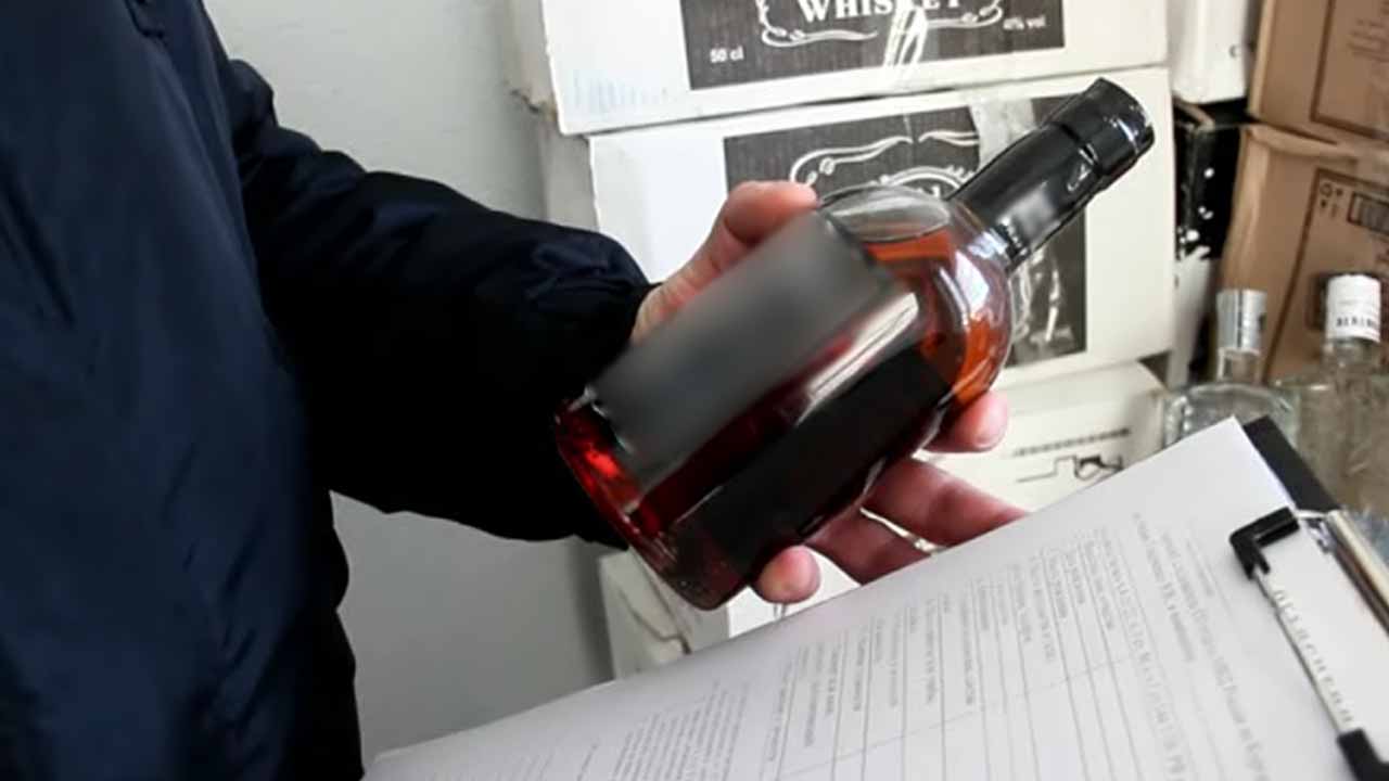 Сотрудники полиции изъяли 1,6 тысячи бутылок контрафактного спиртного на 400 тысяч рублей
