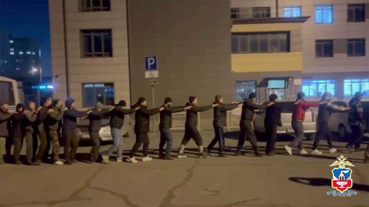 Полицейские Алтайского края в ходе рейда выявили среди вахтовиков 33 нелегальных мигрантов