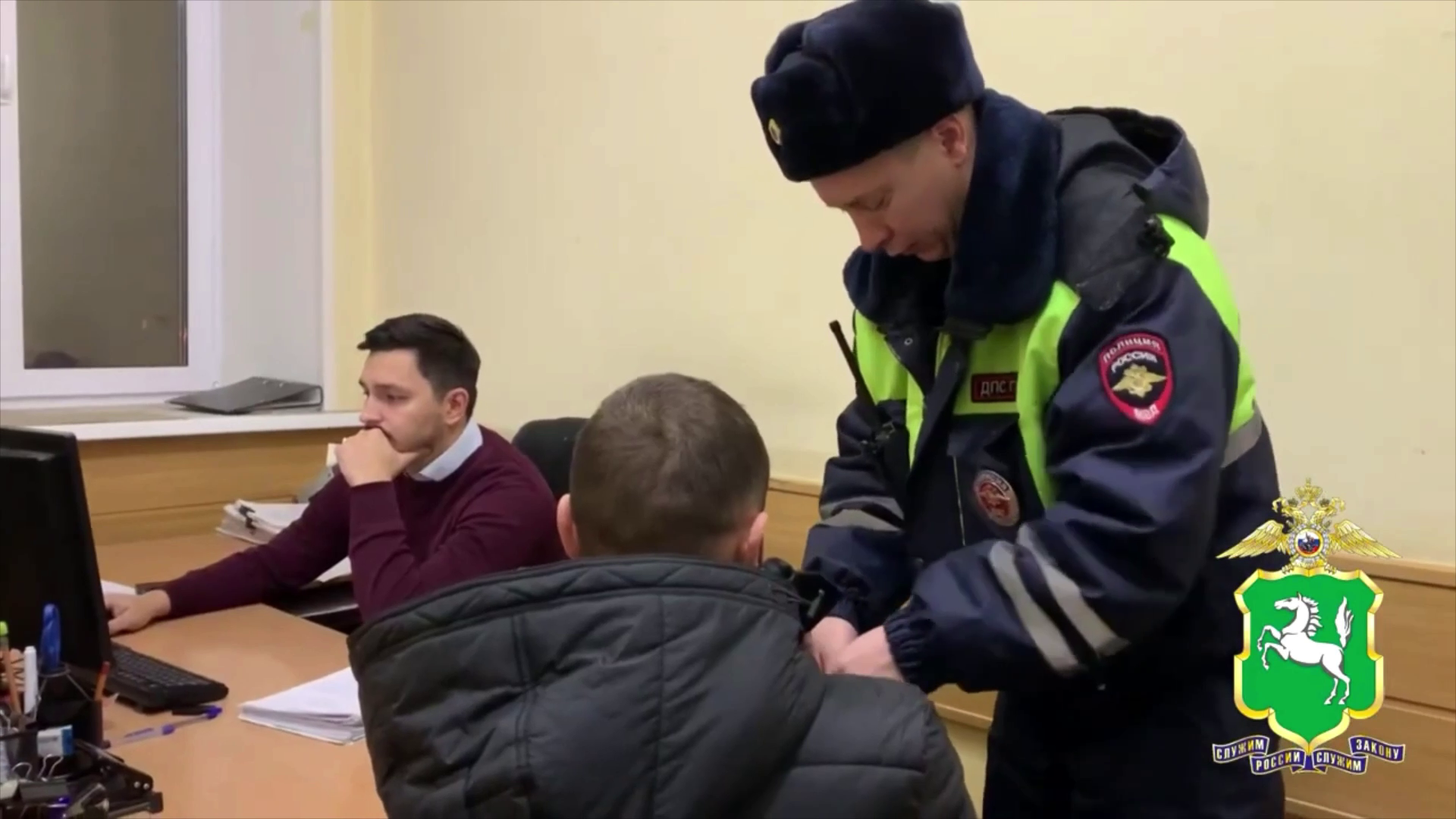 Водитель иномарки, сбивший двух дорожных рабочих в Томске, заключён под стражу