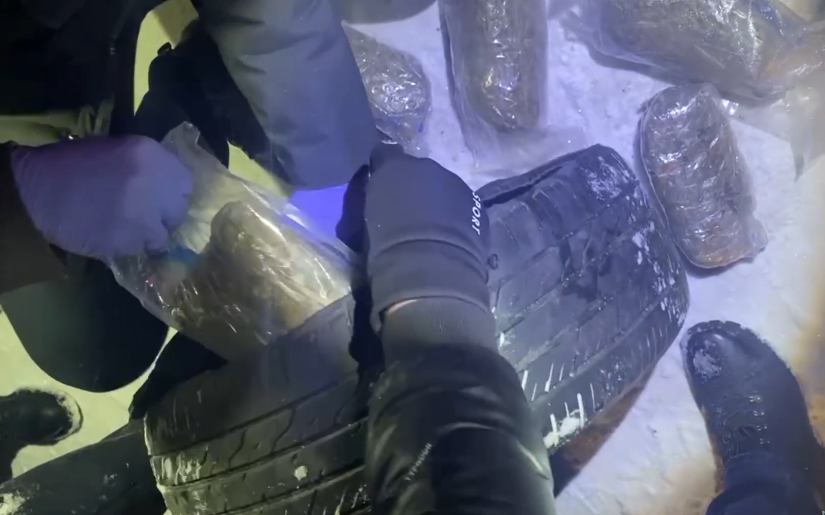 Полиция Югры нашла в «запаске» и двери автомобиля наркокурьера свыше 7 кг марихуаны и гашиша