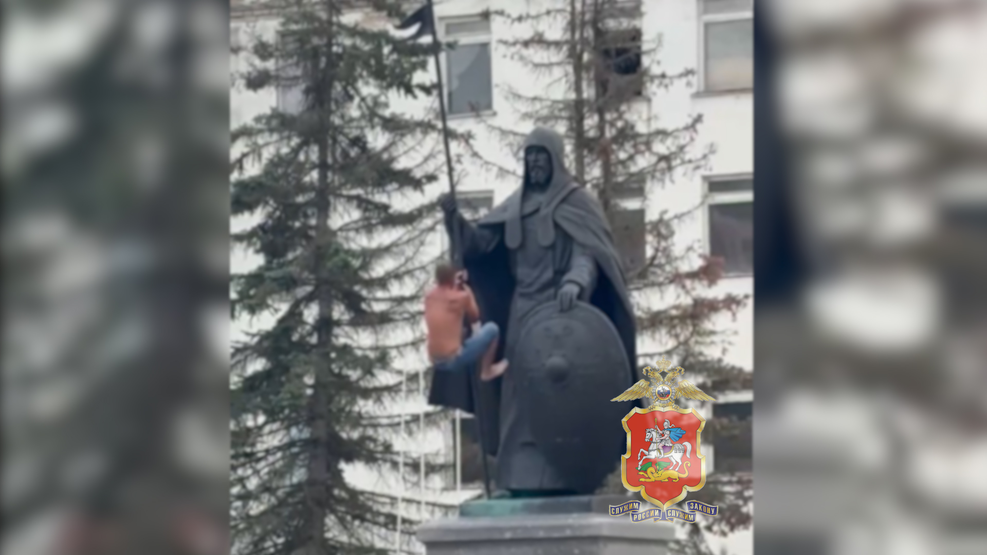 Житель Подмосковья, вскарабкавшийся на памятник Александру Пересвету, привлечён к ответственности