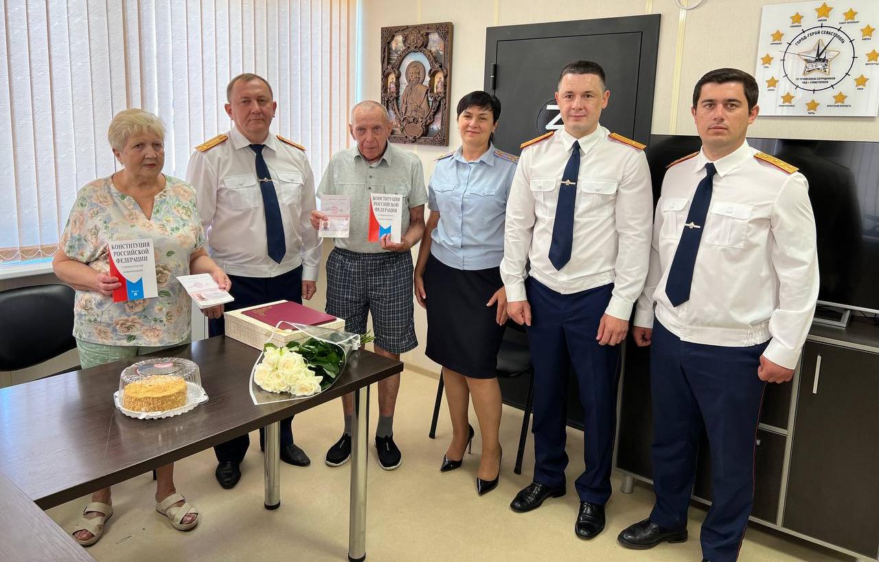 В Севастополе пожилые супруги из Луганской Народной Республики получили паспорта граждан России