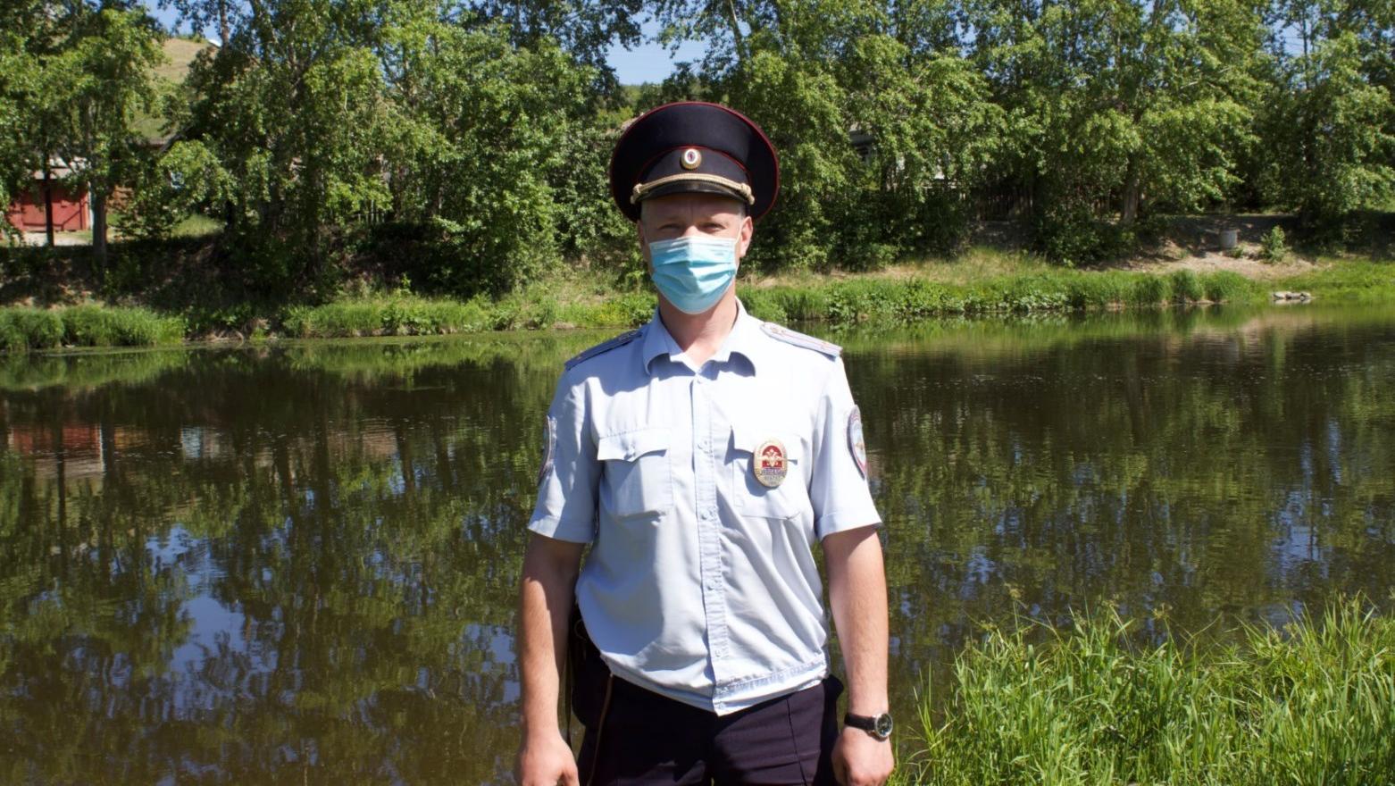 В Свердловской области участковый уполномоченный полиции вместе со стажером спасли двух детей, которые тонули в реке