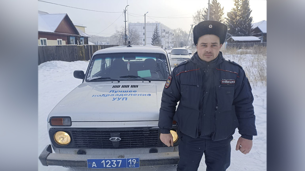 В городе Сорске в Хакасии участковый уполномоченный полиции спас школьника от своры бродячих собак