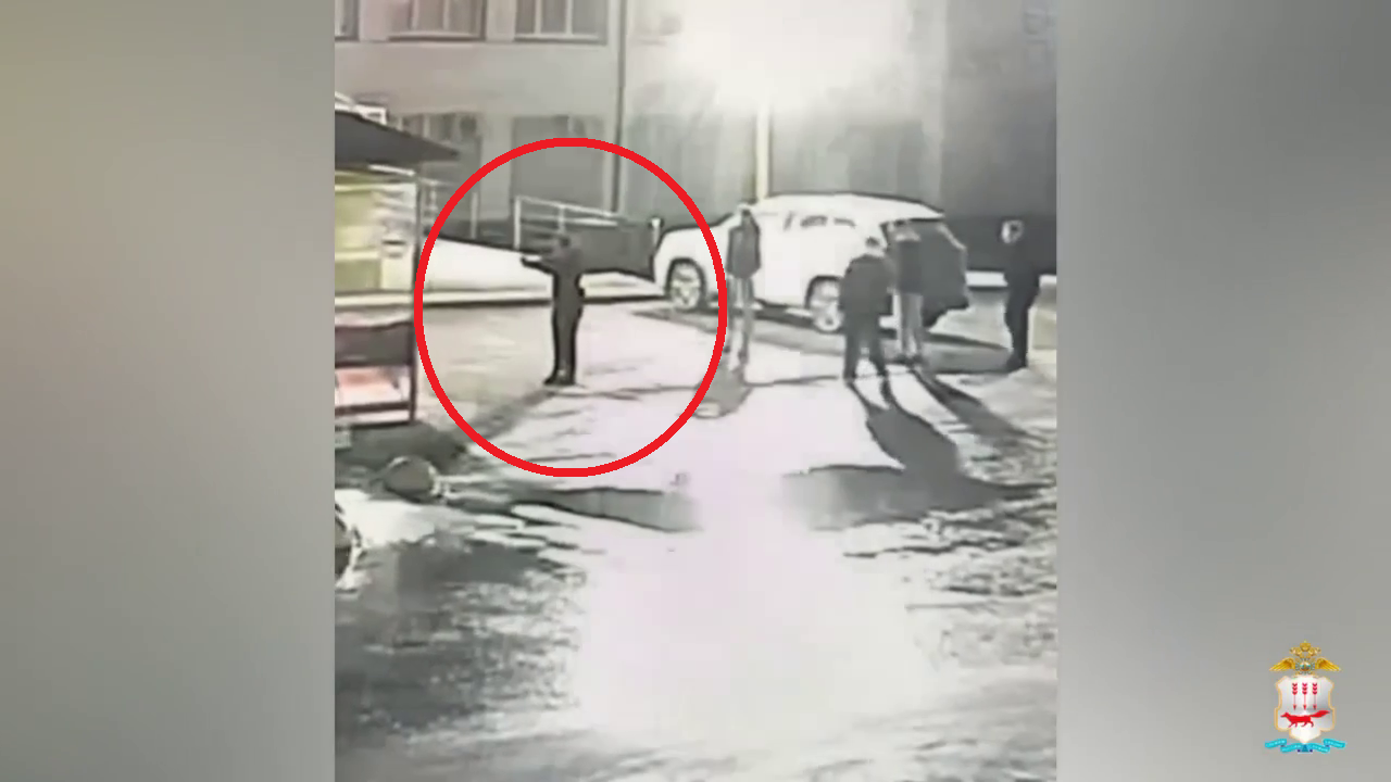 Полиция установила 16-летнего юношу, разбившего остекление павильона у торгового центра в Саранске