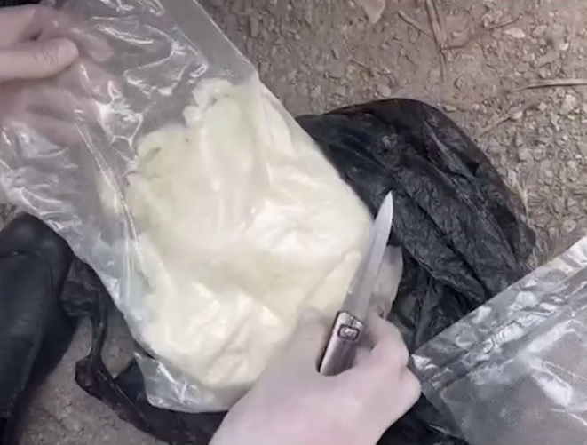 В Ингушетии задержан наркокурьер, который обустроил тайник с более чем 1 кг мефедрона в Дагестане