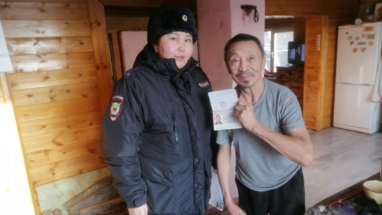В Бурятии полицейские восстановили и выдали паспорта двум пенсионерам с ограничениями здоровья