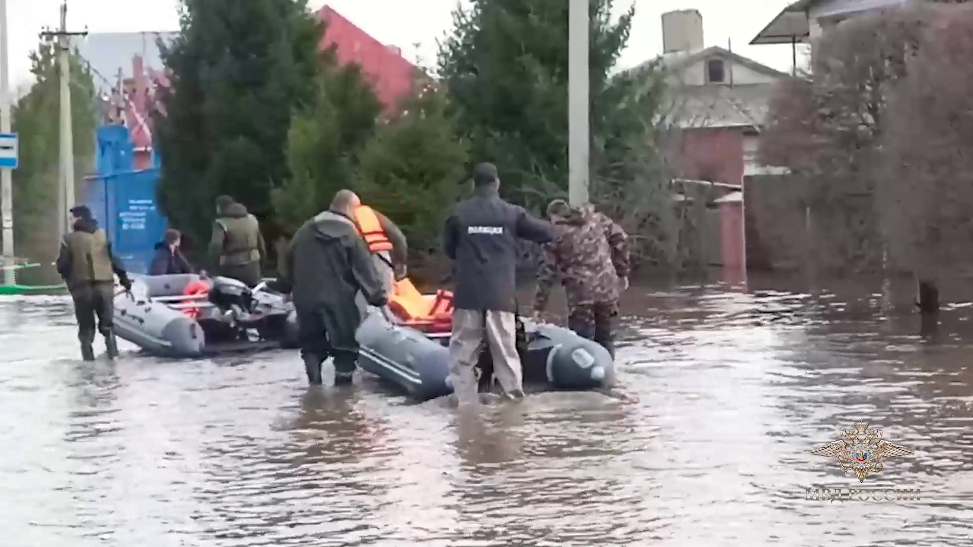 Ирина Волк: В Оренбургской области полицейские патрулируют подтопленную территорию на новых моторных лодках