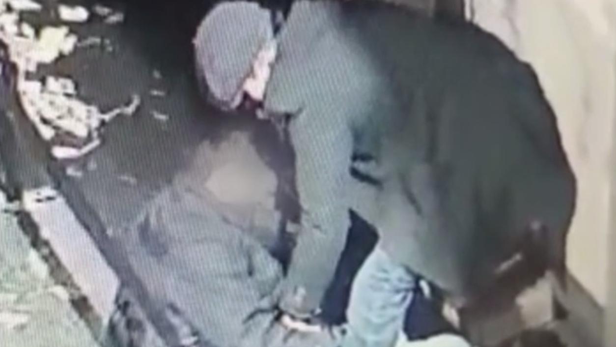 Полицейские задержали уличного грабителя, похитившего у москвича документы, кредитку и деньги