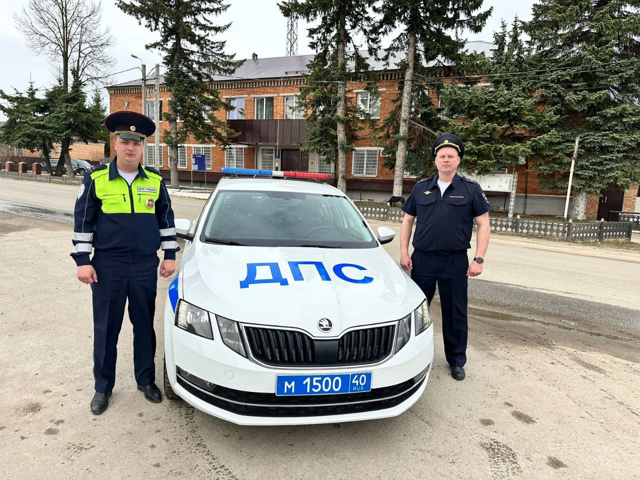 В Калужской области автоинспекторы спасли дорожного рабочего, потерявшего сознание на мосту