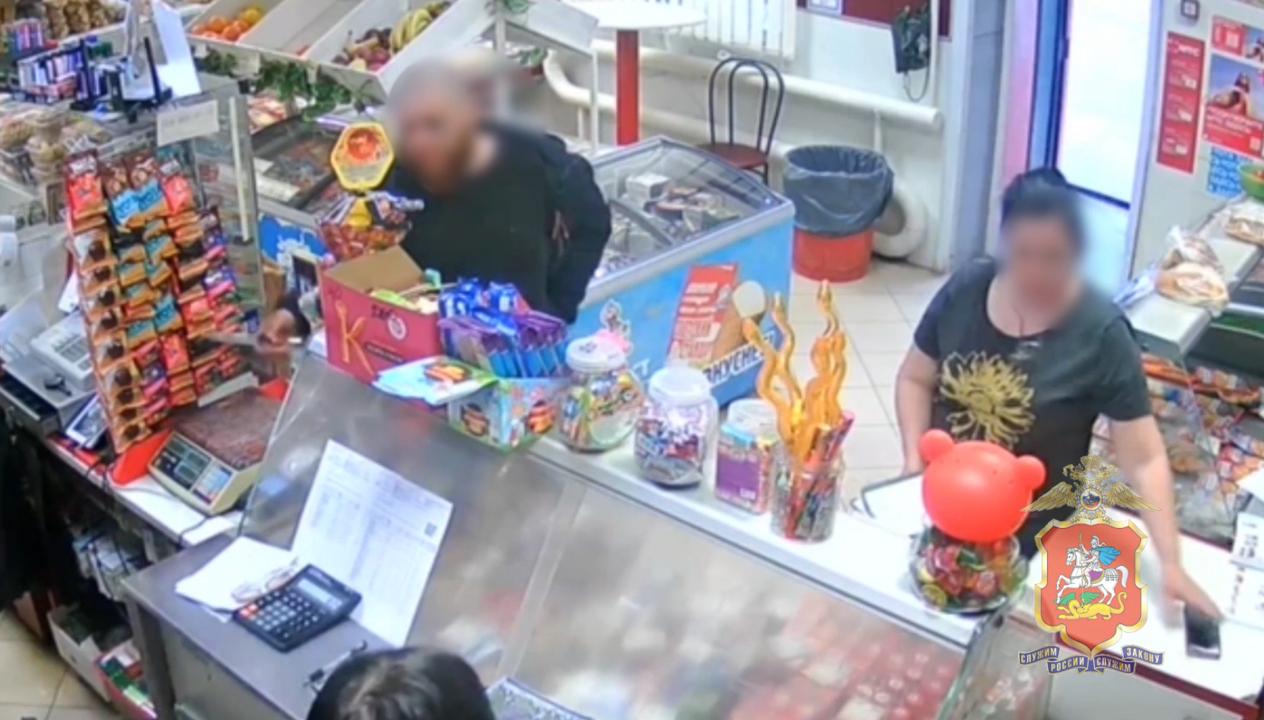 Подмосковная полиция задержала мужчину, который, угрожая ножом, требовал от продавцов бутылку виски