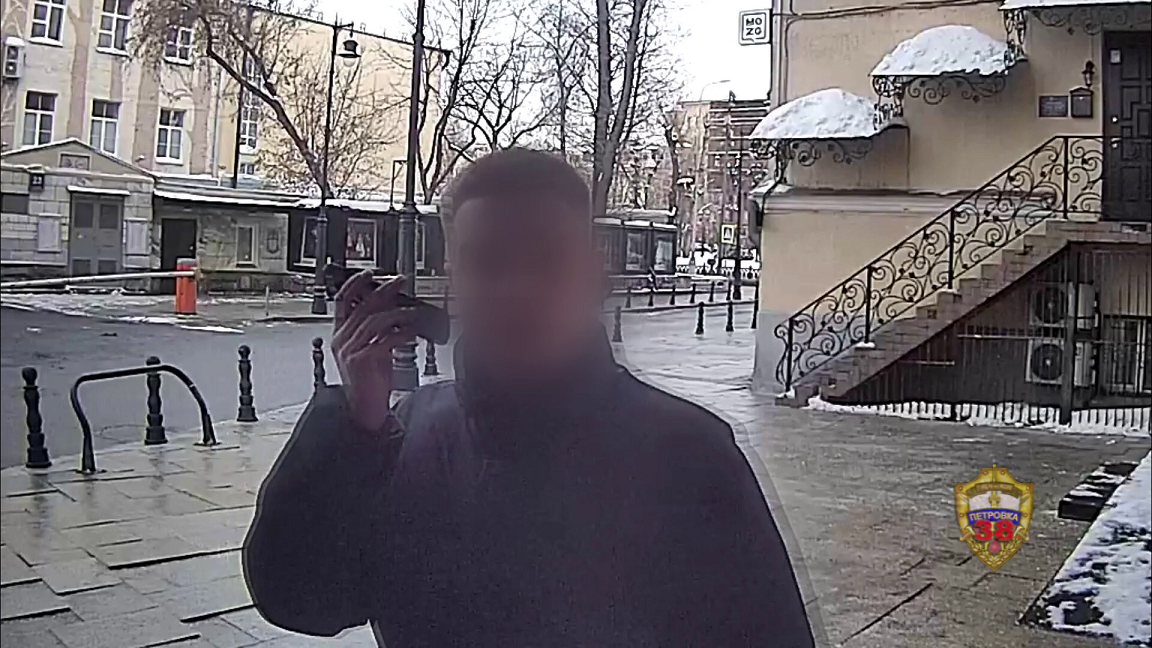В Москве полиция перехватила курьера аферистов и вернула обманутой пенсионерке 500 тысяч рублей
